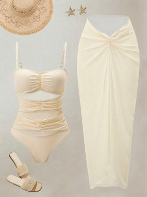 Conjunto de traje de baño de una pieza color beige con falda pareo a juego, mostrado en una composición de estilo.