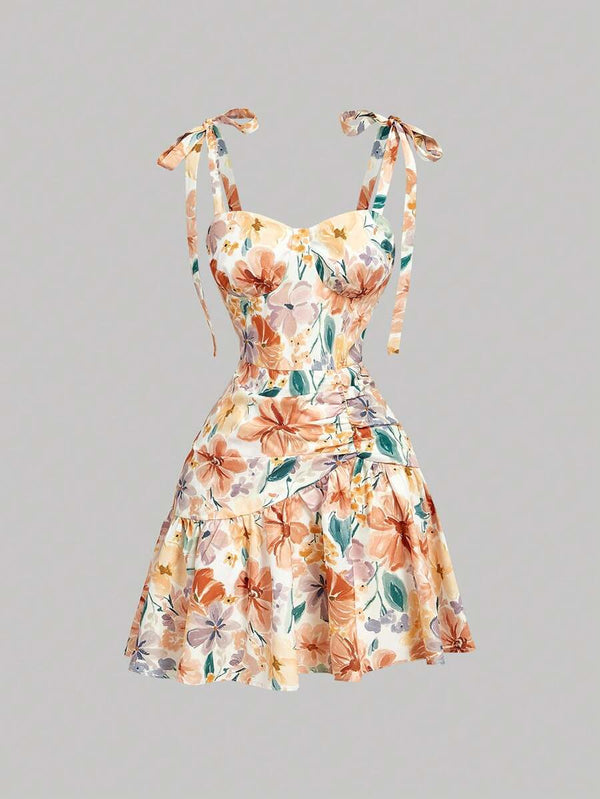 Vista lateral del vestido corto floral mostrando el ajuste en la cintura y la caída de la falda.