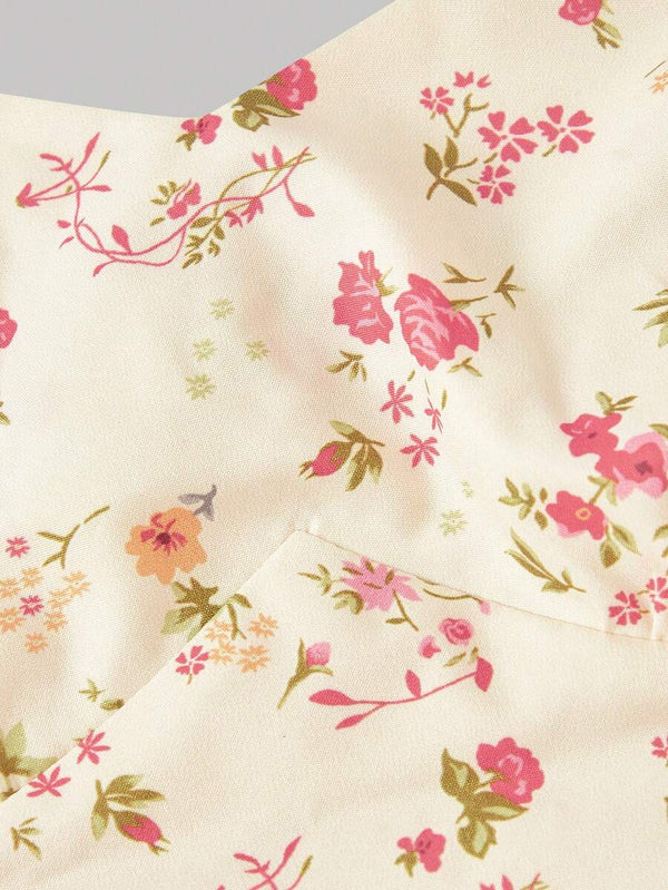 Primer plano del estampado floral rosa sobre la tela de un vestido de verano.