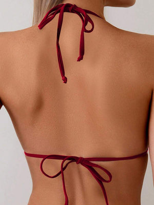 Vista de perfil del bikini mostrando el lazo lateral y el acabado del tejido elástico.