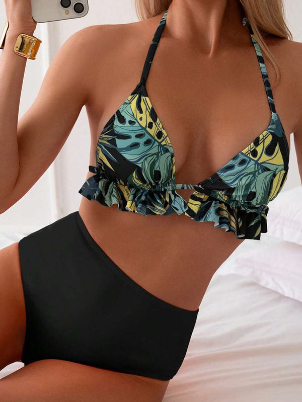 Primer plano del bottom de bikini color negro de talle alto mostrando su corte favorecedor en la cintura.