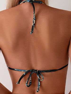 Mujer de espaldas vistiendo un bikini de dos piezas con top halter y bottom de talle alto.