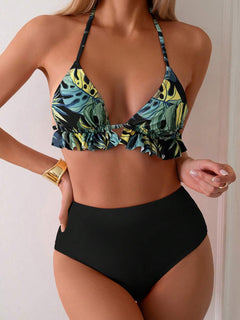 Vista frontal de un bikini de dos piezas con top de estampado tropical y bottom negro de talle alto.
