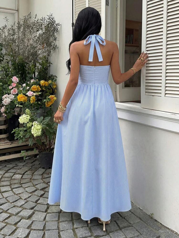 Primer plano del escote halter cuadrado y el corpiño ajustado del vestido de rayas.