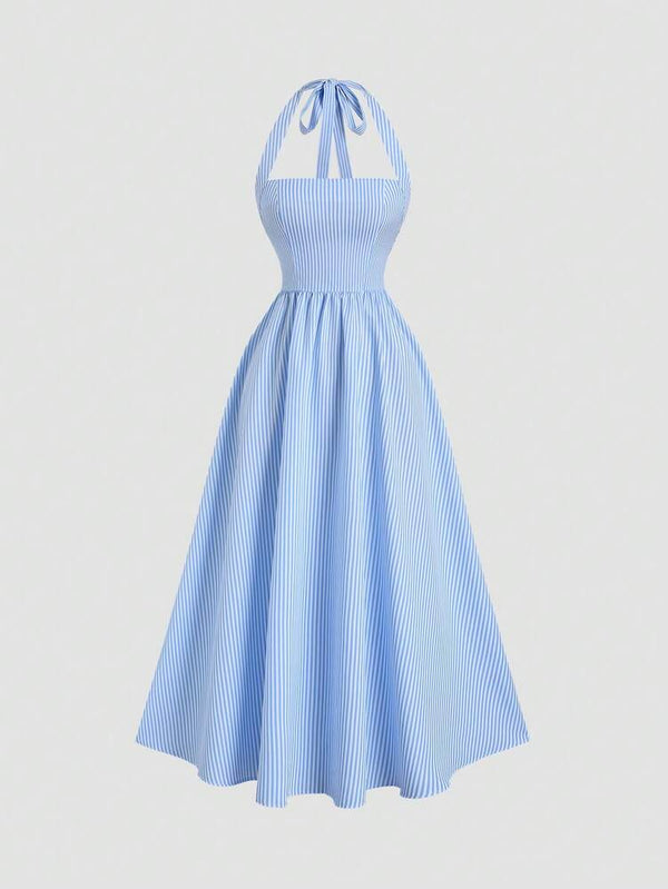Detalle de la falda amplia y fluida del vestido midi de rayas azules y blancas.
