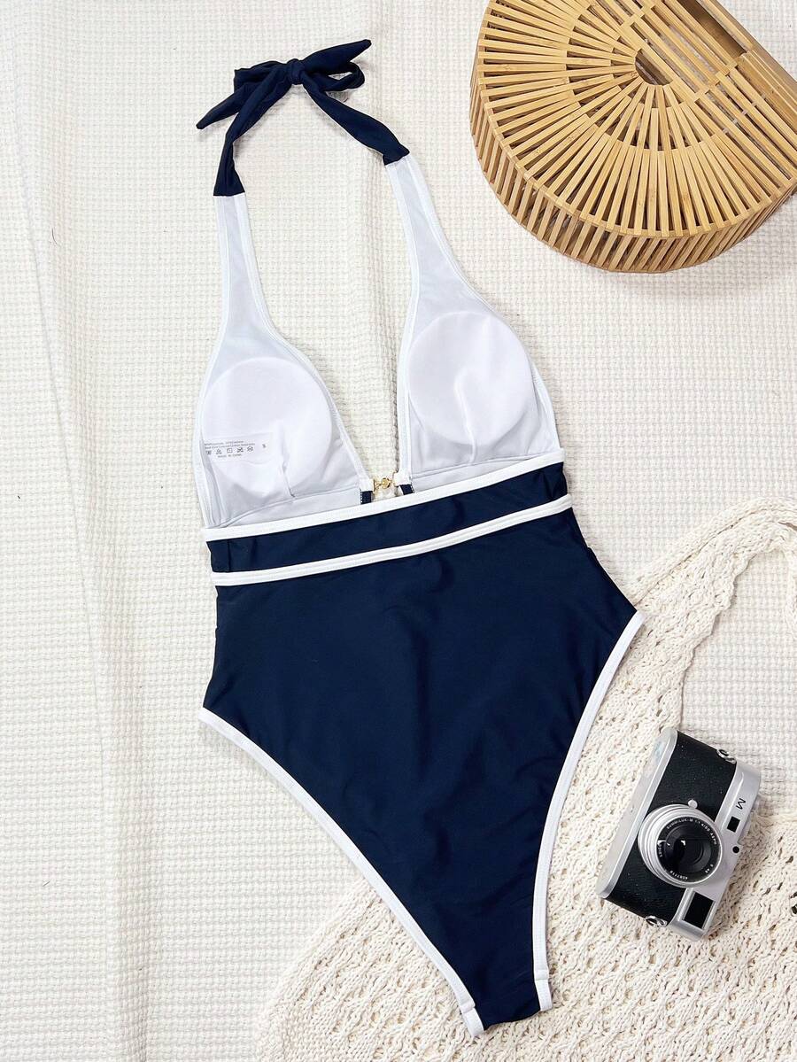 Traje de baño enterizo azul marino con ribetes blancos y escote halter profundo