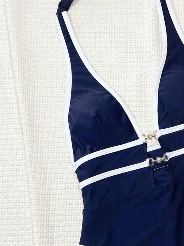 Vista lateral de traje de baño de una pieza azul marino de corte alto y espalda descubierta