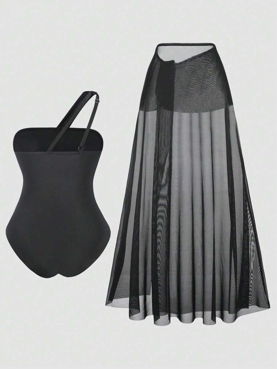 Conjunto completo de traje de baño asimétrico negro y falda larga de malla.