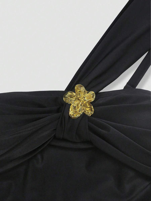 Parte inferior del traje de baño de una pieza y el bajo de la falda transparente.