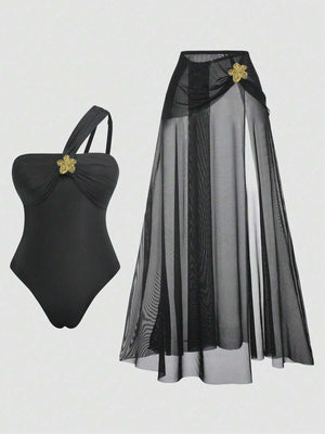 Conjunto completo de traje de baño asimétrico negro y falda larga de malla.