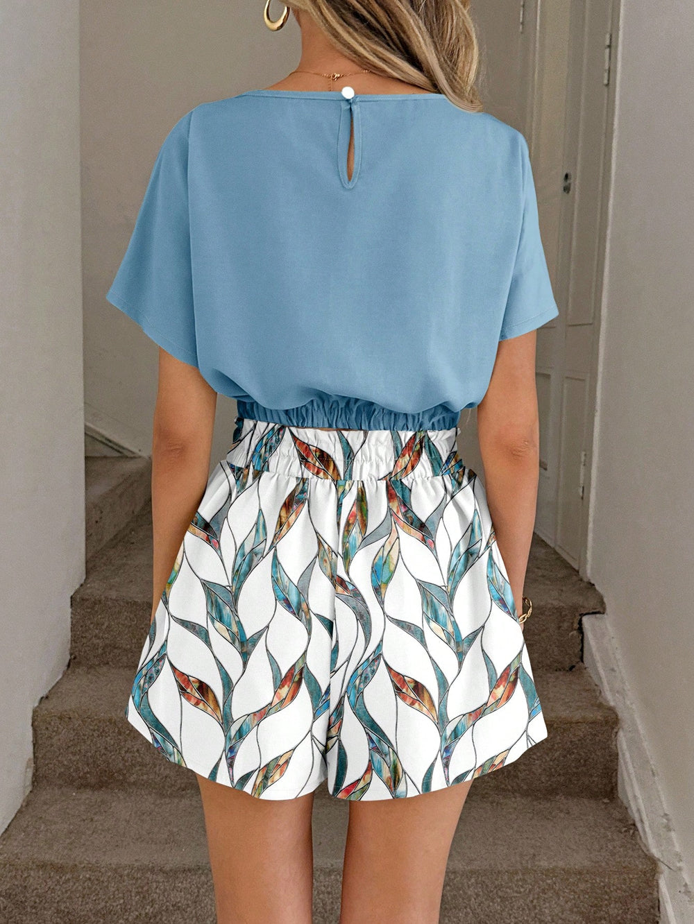 Conjunto Blusa Crop Azul Y Shorts Estampado Multicolor Casual vista frontal.
