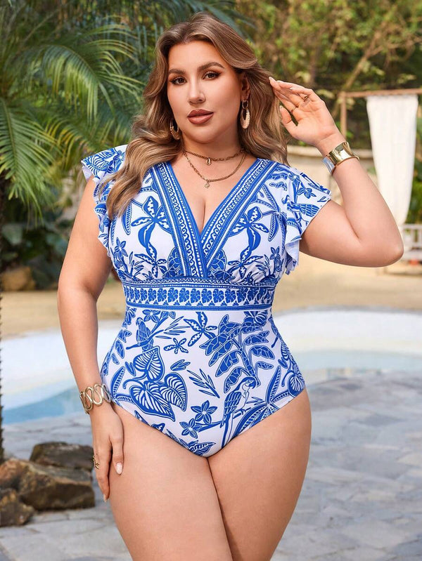 Primer plano del estampado tropical con un ave en la parte inferior de un traje de baño azul y blanco.