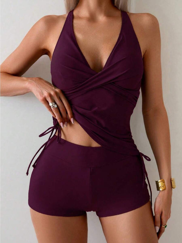 Detalle del short de baño color vino con lazos ajustables en el lateral.