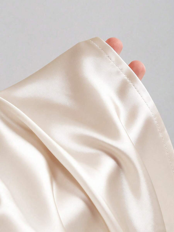Corte completo de top satinado elegante en tono albaricoque perlado