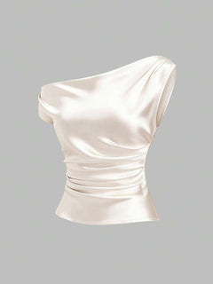 Blusa satinada color crema perlado con escote asimétrico y cintura fruncida vista frontal