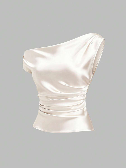 Blusa satinada color crema perlado con escote asimétrico y cintura fruncida vista frontal