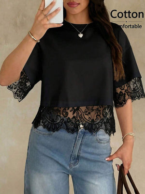 Vista frontal de blusa negra manga corta con detalle de encaje semitransparente
