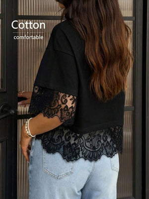 Vista posterior de blusa negra casual con ribete de encaje en el ruedo