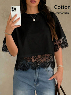 Blusa negra de algodón con ribete de encaje floral en mangas y bajo combinada con jeans