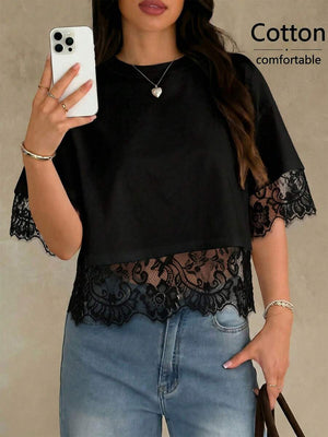 Blusa negra de algodón con ribete de encaje floral en mangas y bajo combinada con jeans