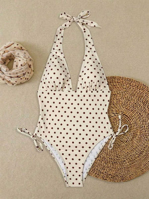 Detalle del fruncido lateral en un monokini estilo retro con cuello halter.