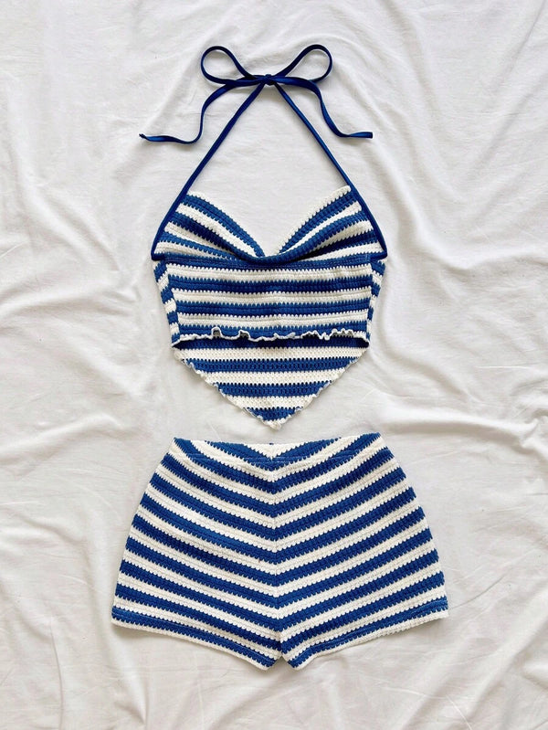 Detalle del top halter de crochet a rayas azules y blancas con tirantes anudados al cuello y corte asimétrico.