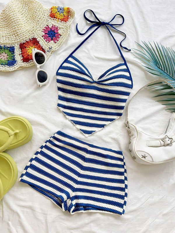 Primer plano de la textura tejida del conjunto de top y shorts a rayas azul marino y blanco.
