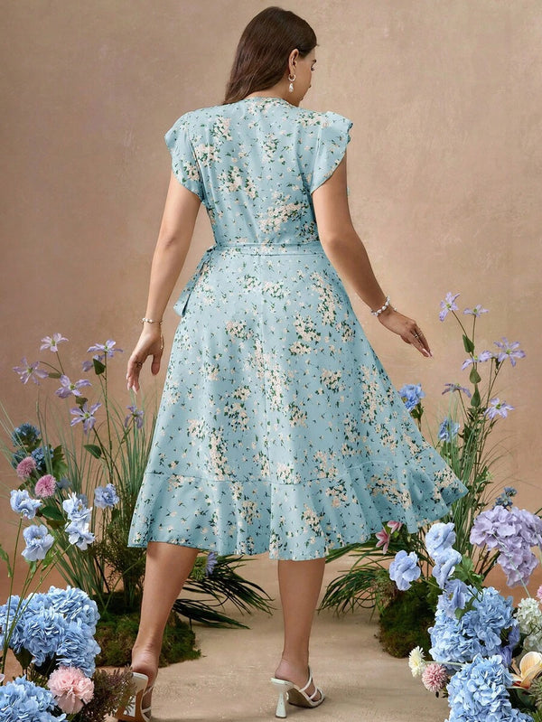 Detalle del escote en V y las mangas de volantes de un vestido floral celeste.