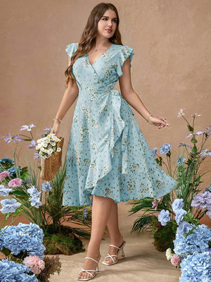 Vista lateral del lazo en la cintura y los volantes del vestido cruzado floral.