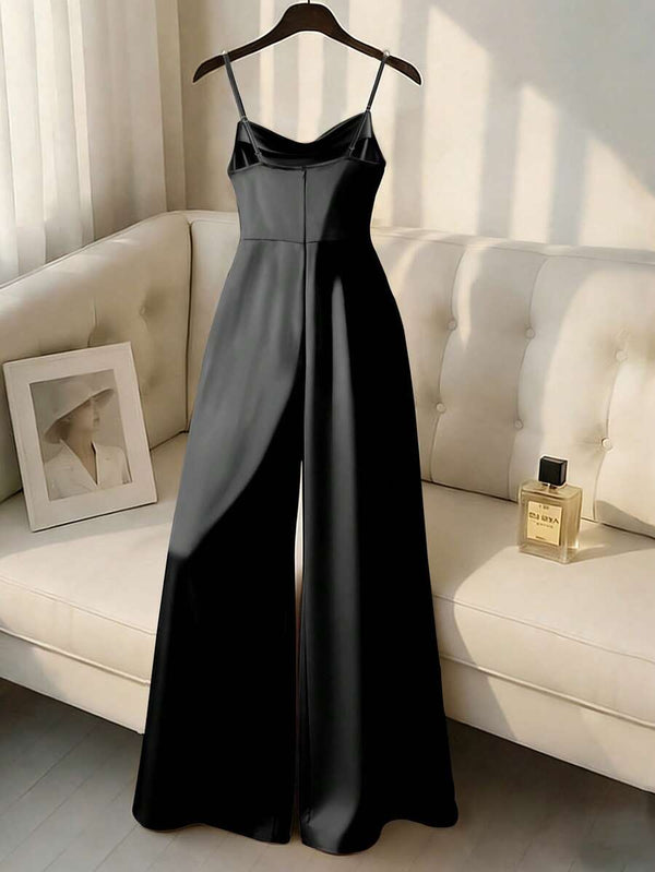Detalle del cuello drapeado y los tirantes de perlas del jumpsuit negro elegante.