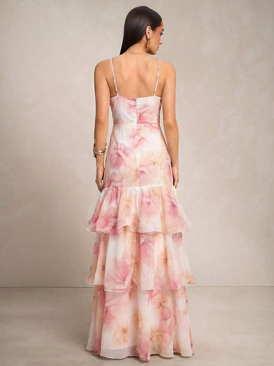 Vestido maxi floral rosa con blanco de tirantes finos y falda con volantes en capas