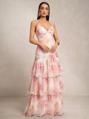 Detalle de las capas de volantes en gasa del vestido maxi floral rosa