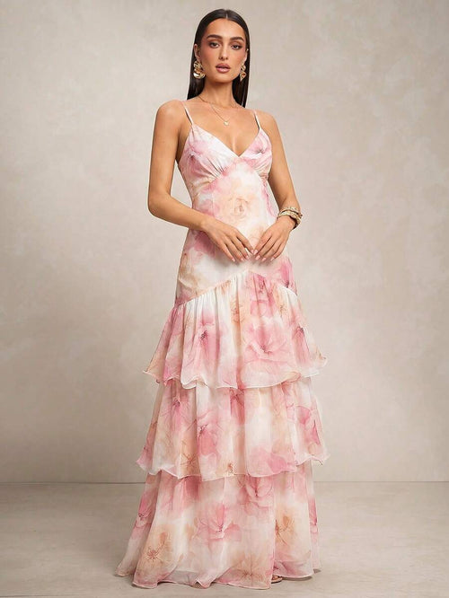 Detalle de las capas de volantes en gasa del vestido maxi floral rosa