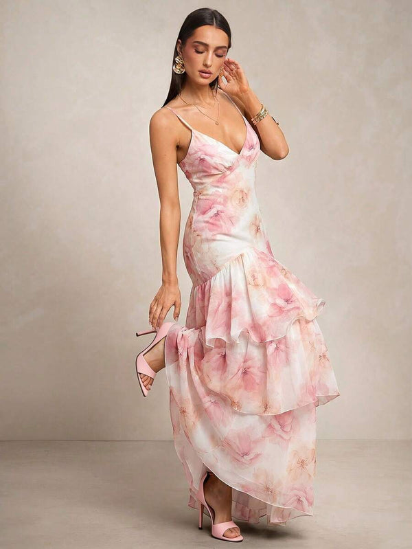 Vestido maxi floral rosa con blanco de tirantes finos y falda con volantes en capas