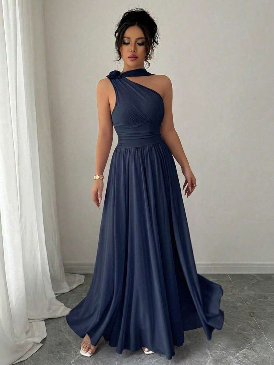 Mujer con vestido largo azul marino de un hombro posando frente a un espejo.