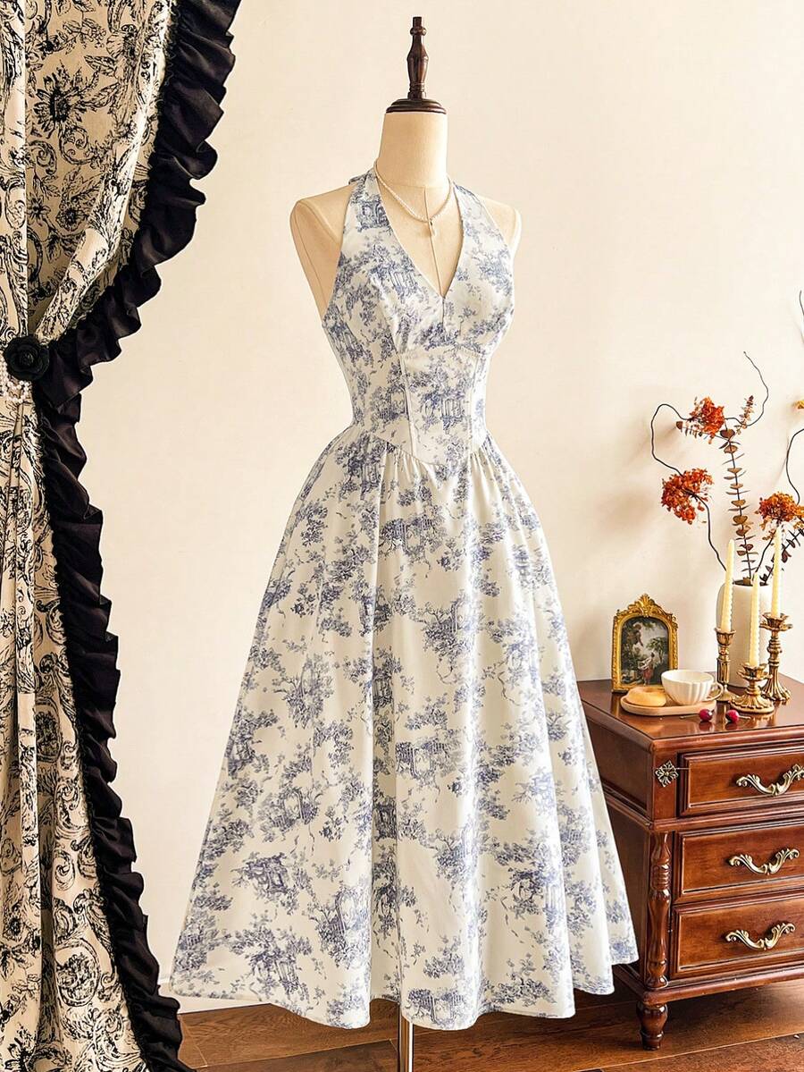 Vista frontal de un vestido halter midi con estampado floral azul y blanco de estilo romántico.