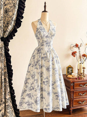 Primer plano de la falda amplia y fluida del vestido midi con estampado toile de Jouy.