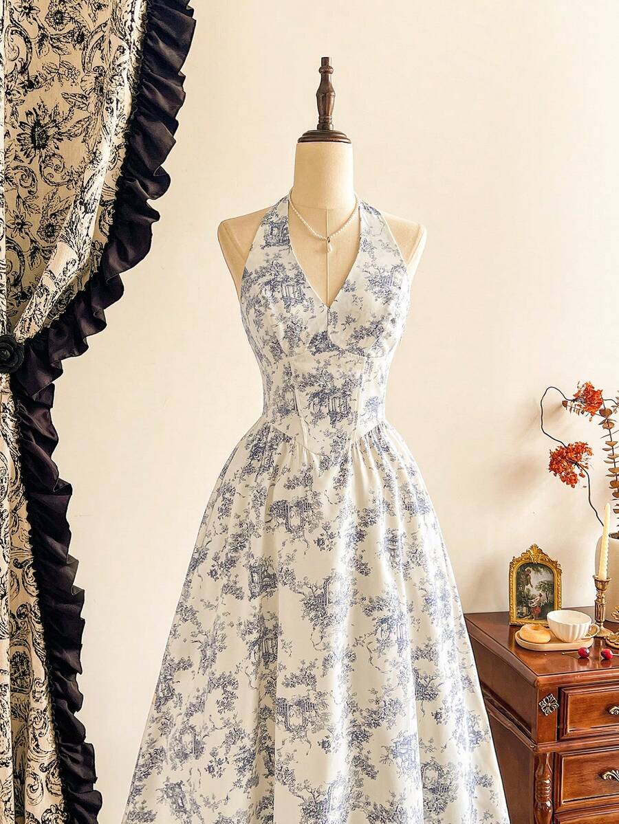 Vista frontal de un vestido halter midi con estampado floral azul y blanco de estilo romántico.