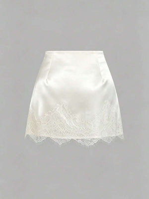 Detalle de la cintura de la minifalda blanca satinada.