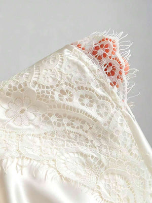 Minifalda Blanca Satinada con Encaje Delicado