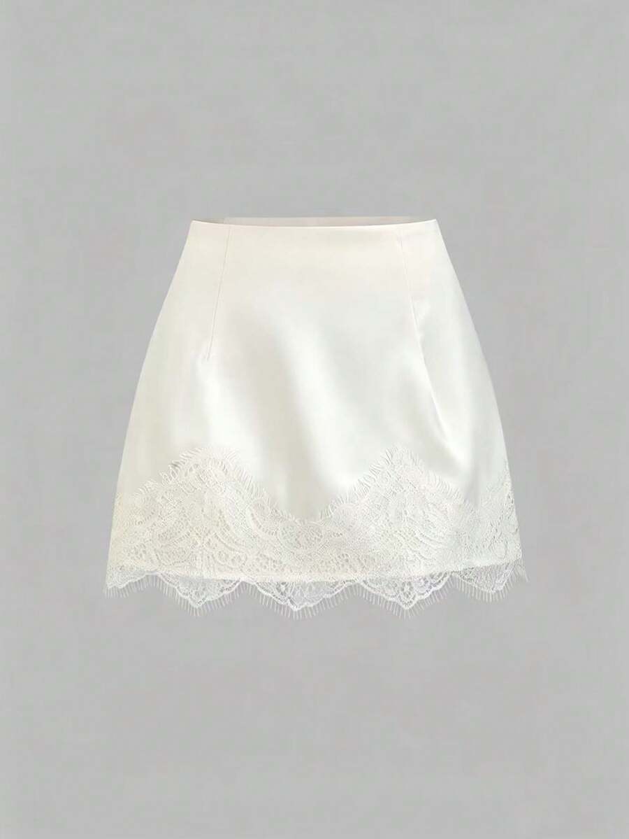 Minifalda blanca satinada con borde de encaje vista frontal.