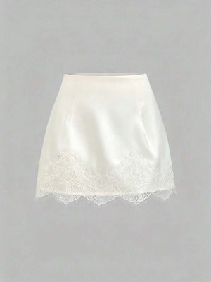 Minifalda blanca satinada con borde de encaje vista frontal.