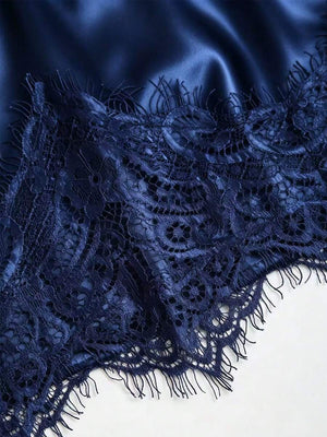 Primer plano del intrincado diseño floral del encaje en el borde de la falda azul marino.