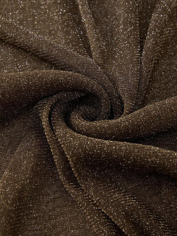 Detalle del corte lateral del traje de baño de una pieza con aplique decorativo brillante.
