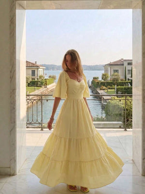 Vista de perfil de un vestido amarillo con escote corazón y mangas cortas con vuelo.