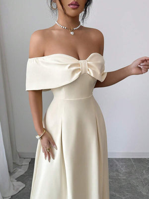 Detalle de la falda larga corte A con pliegues y bolsillos del vestido elegante.