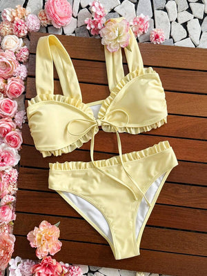 Vista lateral del bottom de bikini amarillo de tiro alto con detalle de volantes.