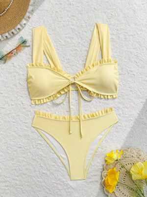 Primer plano del calzón de bikini amarillo de cintura alta y corte favorecedor.
