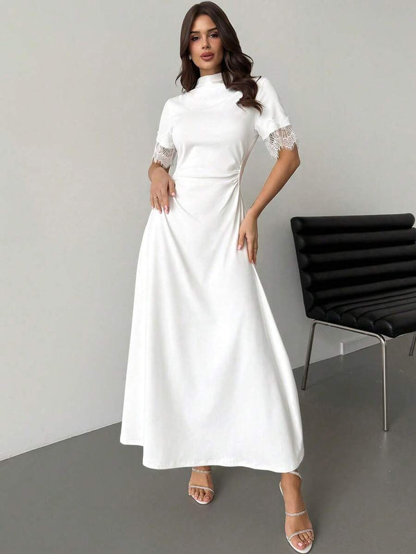 Look completo de vestido blanco formal con mangas de encaje