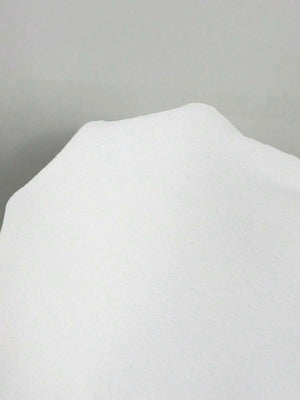 Caída de la falda larga en vestido blanco de estilo romántico